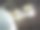 由于树枝掉进去而造成一个洞的屋顶图片下载
