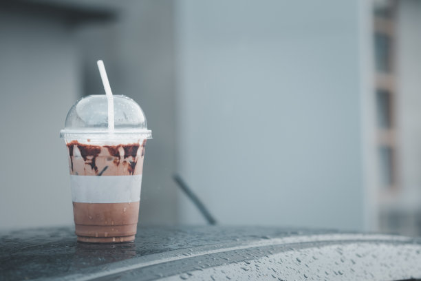 雨后车顶上的冰摩卡咖啡。近距离图片下载