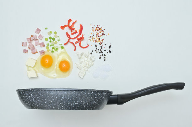 用培根和平底锅做鸡蛋的配料图片下载