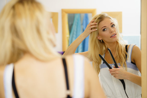 用直发器的女人图片下载