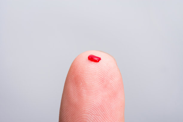 指尖滴血，准备检查血糖水平图片下载