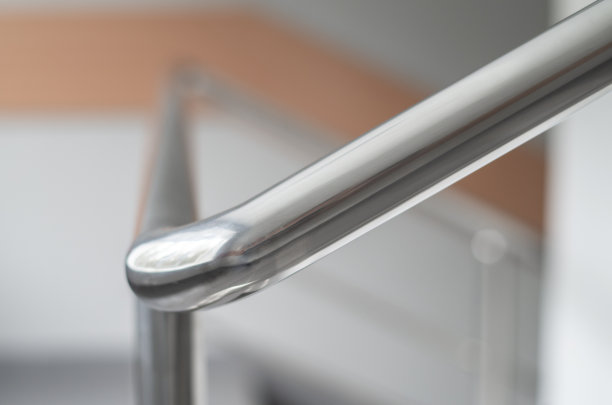 楼梯上的现代镀铬扶手图片下载