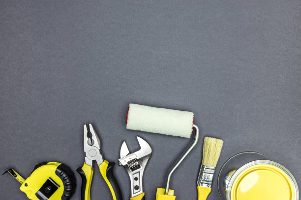在灰色背景上设置不同的翻新工具和工作工具。俯视图，复制空间。图片下载