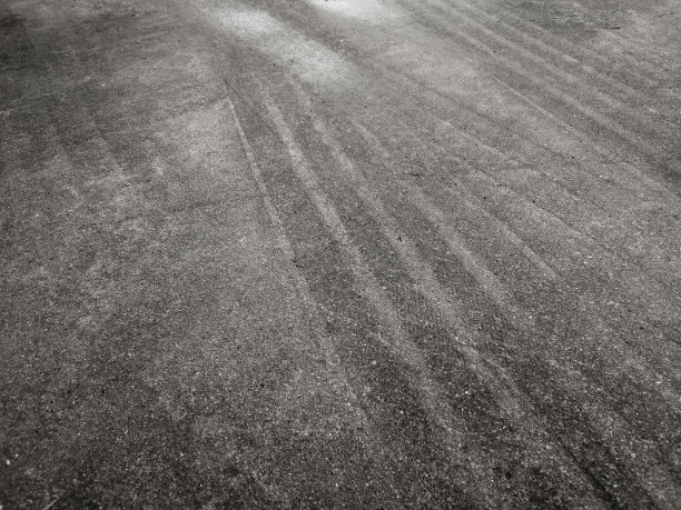 仔细观察水泥地板上的黑色轮胎印。图片下载