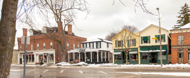 加拿大尼亚加拉湖上的街道和商店。商店、树木和道路。图片下载