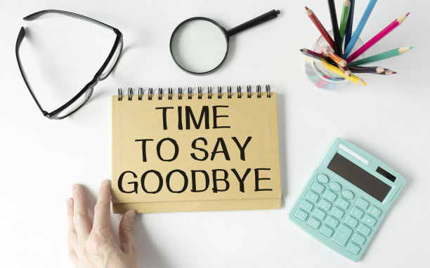 是时候说再见了。这个概念意味着与某物分离的一刻。桌上放着笔记本，带着计算器和眼镜图片下载