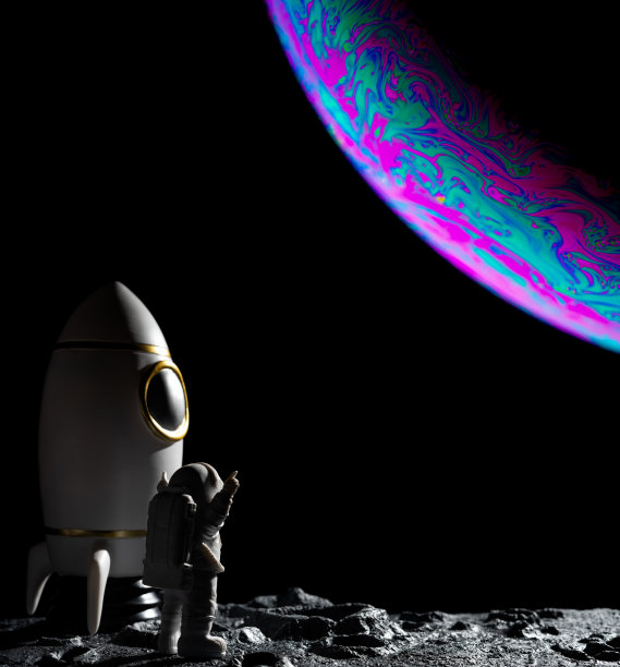 宇航员和宇宙飞船成功着陆在一个有陨石坑的星球上，并寻找另一个星球图片下载