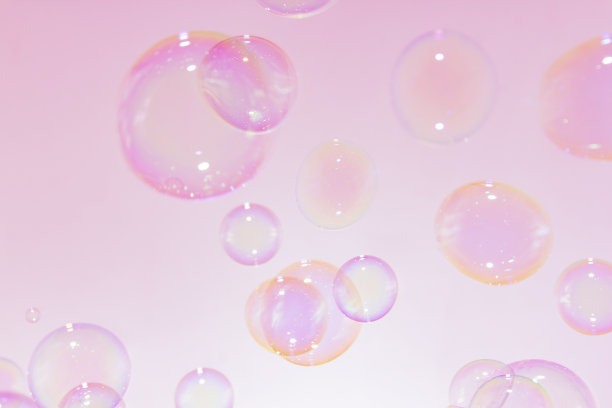 美丽透明的粉红色肥皂泡漂浮的背景。图片下载