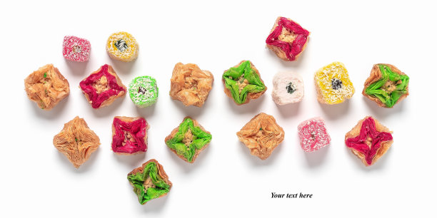 白色背景上的传统中东甜点果仁蜜饼和土耳其软糖，banner。斋月。俯视图，平铺。图片下载