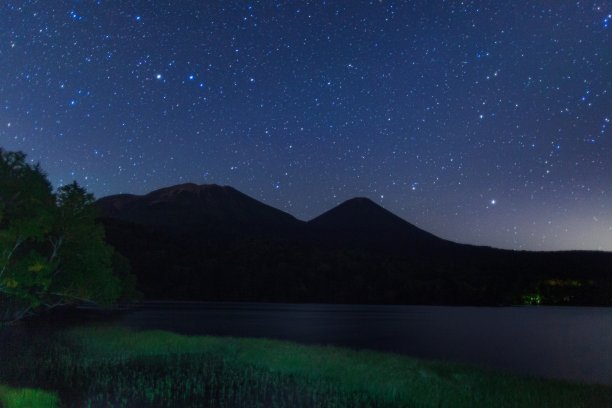 日本北海道Onneto湖的星空图片下载