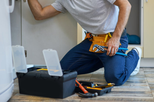 专业修理工在厨房检查和修理水槽管时使用管钳等工具的裁剪照片图片下载