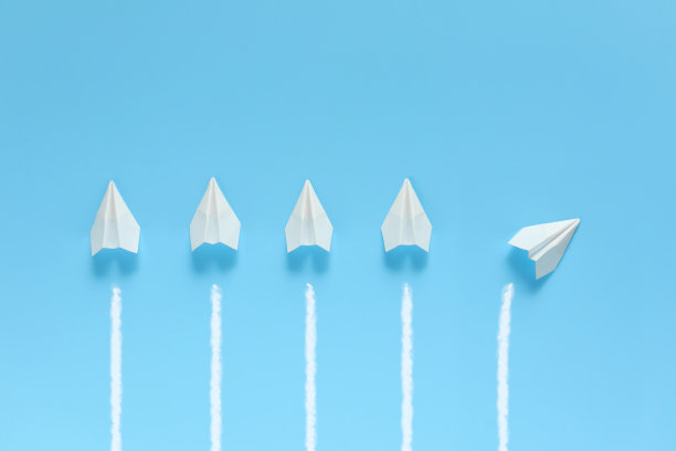 只有一架纸飞机改变了航向。图片下载