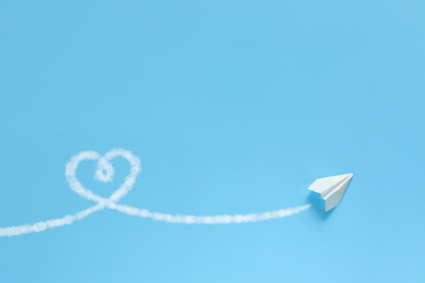 纸飞机画了一个心形。图片下载