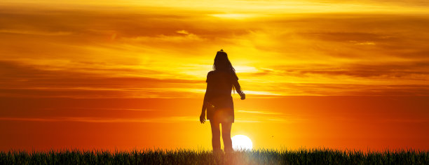 日落时一个长发女人的剪影图片下载