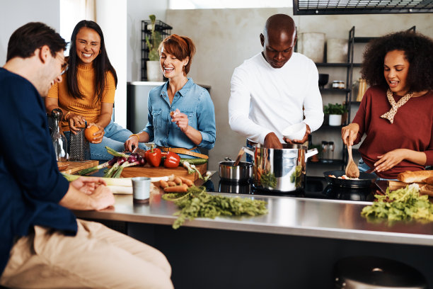 朋友一起做饭图片下载