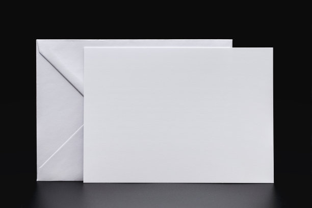 明信片尺寸5x7inc / 13x18厘米传单，明信片，邀请模型，白色信封黑色背景图片下载