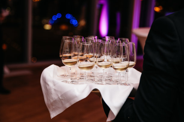 用托盘上开胃酒的侍者图片下载