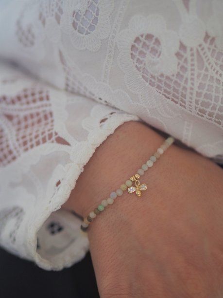 女人手腕上的蝴蝶珠手镯图片下载