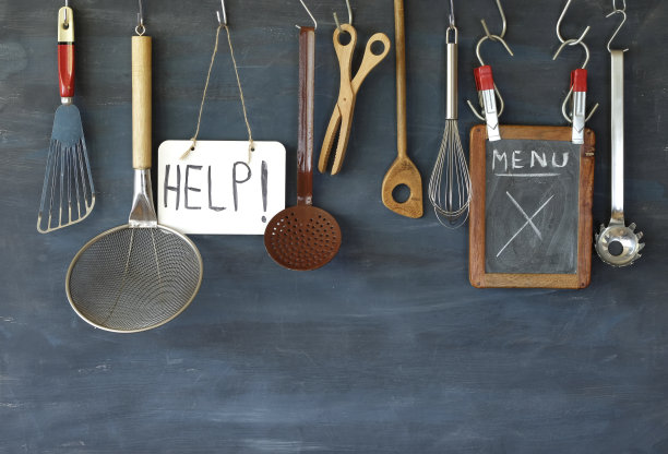 在电晕封锁期间，帮助和政府援助美食生意，厨房用具和信息和空菜单，象征性的图片下载