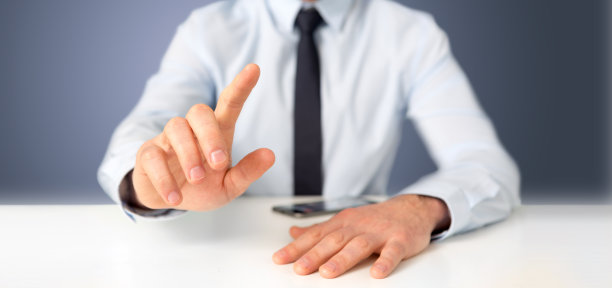 一个商人的手在桌子上空空的握着图片下载