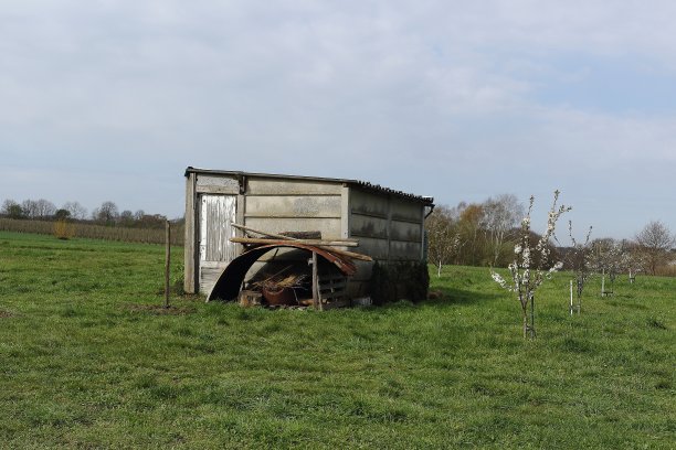 乡下的小混凝土棚图片下载