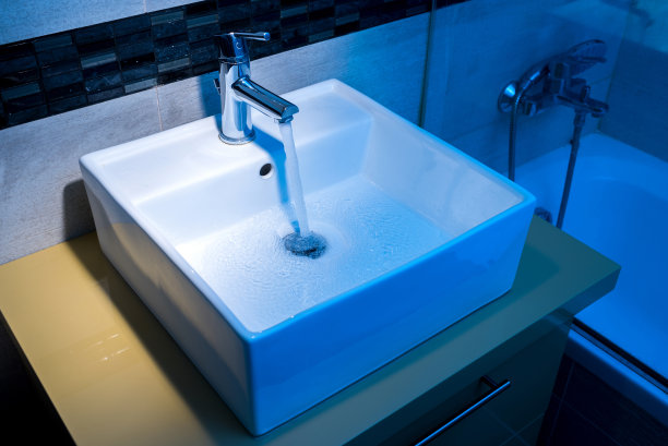 浴室的镀铬户外水龙头图片下载