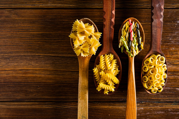 不同的意面放在木勺上图片下载