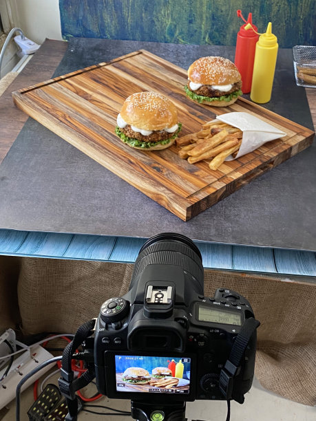 美食摄影棚后台图片拍摄设置，用数码单反相机在室内拍摄汉堡图片下载
