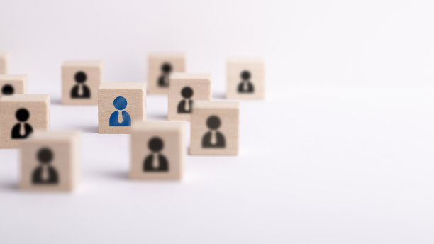 社交媒体网络与商业人才理念。白色背景上有人物符号的木块。文本的空白区域。图片下载