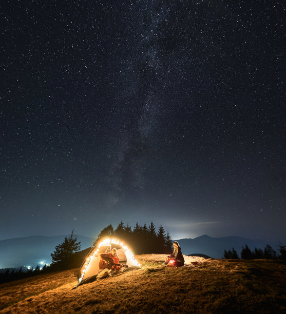 繁星点点的夜晚，山间露营地的浪漫气氛。图片下载