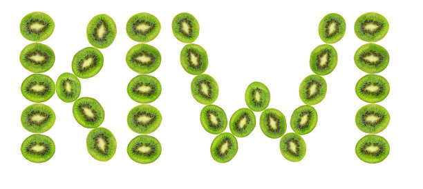 在白色的背景上摆放几片猕猴桃。新鲜成熟的猕猴桃片。绿色水果维生素。图片下载