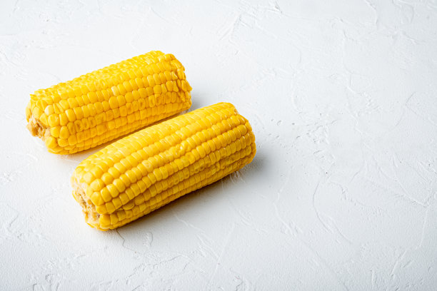 可口的玉米芯，在白色的石头背景，与复制空间的文本图片下载