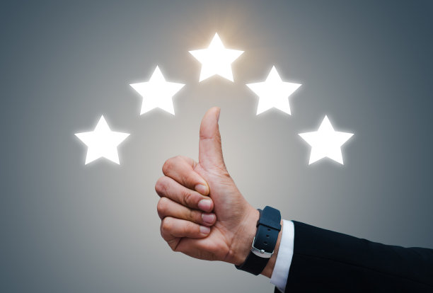 客户的手竖起大拇指，评为五星。图片下载