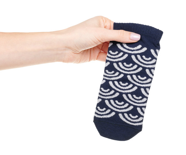 手拿深蓝色棉袜，图案孤立在白色背景上图片下载