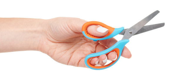 手与孩子的小剪刀孤立的白色背景图片下载