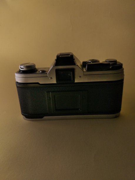 机身位于黄色背景上图片下载