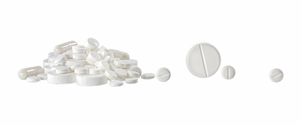 各种药丸滑出滚动，孤立在白色背景上。图片下载