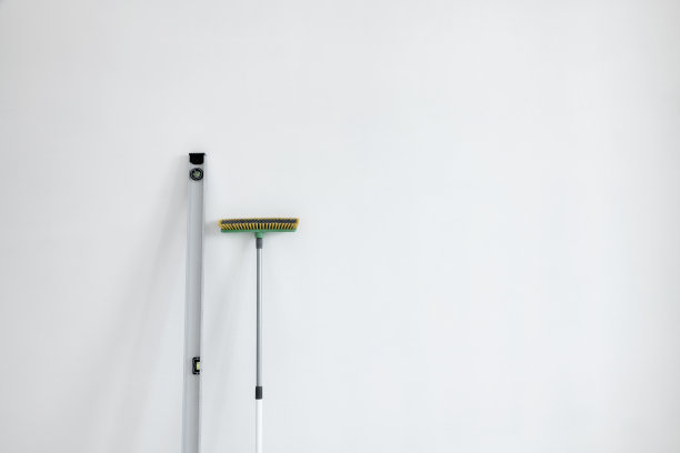 清洁刷和建筑水平对白墙图片下载
