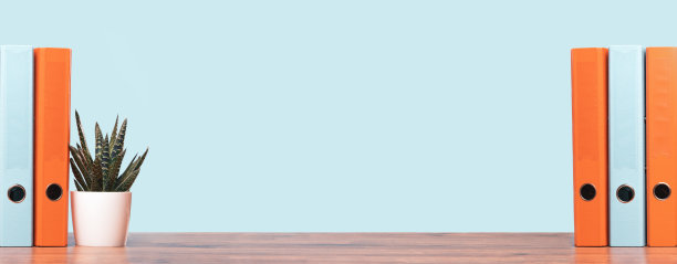 彩色的文件活页夹或杠杆拱形文件在架子上或书桌的横幅图片下载