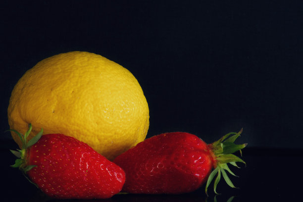 黄色，红色，柠檬和草莓图片下载