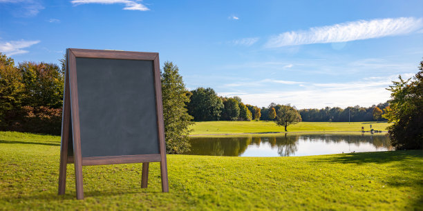 公园里的黑板空白作广告背景。三维演示图片下载