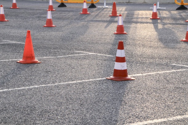 在柏油路上排列的交通锥图片下载