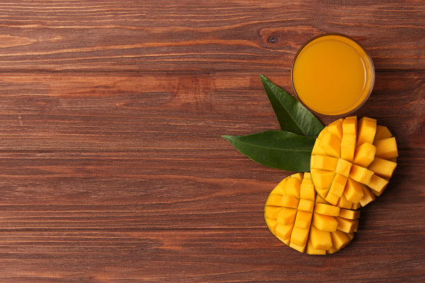 玻璃杯里的芒果汁和芒果水果。图片下载
