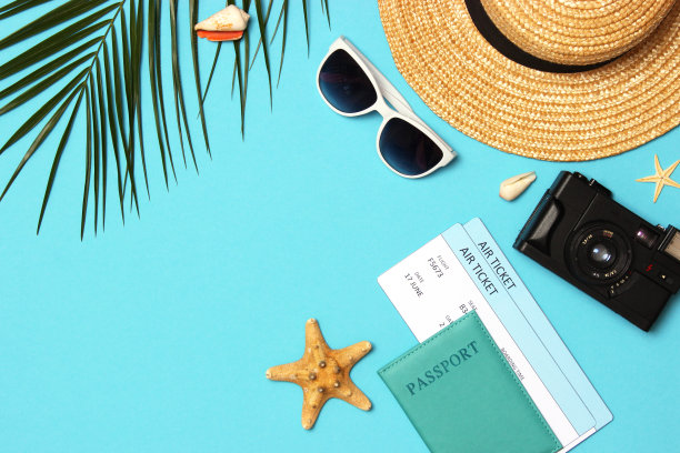 旅行配件和热带树叶上的彩色背景俯视图。图片下载