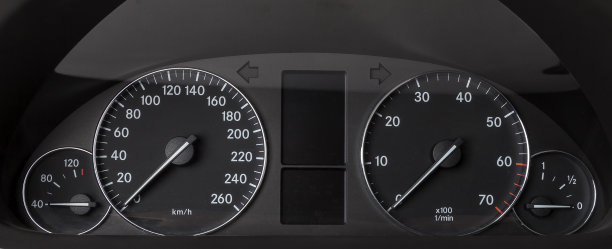 汽车的仪表盘上有白色箭头，带有速度计、转速计等工具，以现代风格的白色孤立背景来监控车辆的状况图片下载
