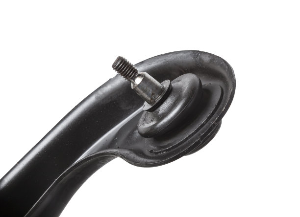 汽车臂上的球接头，车辆前悬架的一部分在汽车修理店进行维修和更换。备件目录。图片下载