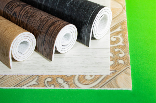 油毡。白色背景上的三卷油毡。图片下载