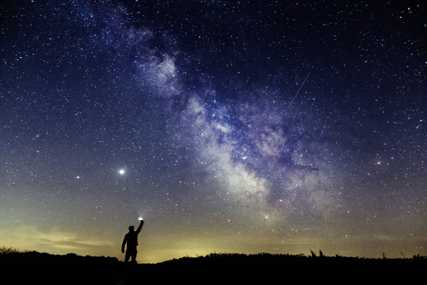 夏日夜空下的银河图片下载