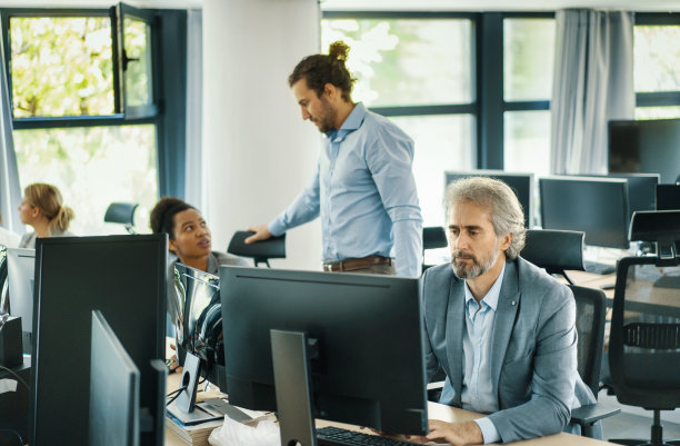 在办公室工作的应用程序开发人员。图片下载