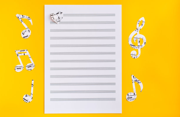 在黄色背景上从音乐文本中剪下空白乐谱、乐谱和心形。俯视图图片下载